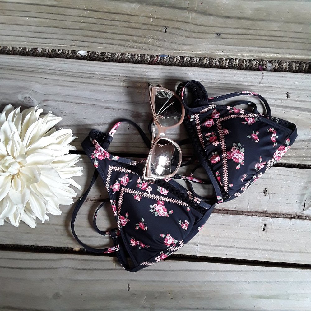 Like New Gianni Bini black floral bikini